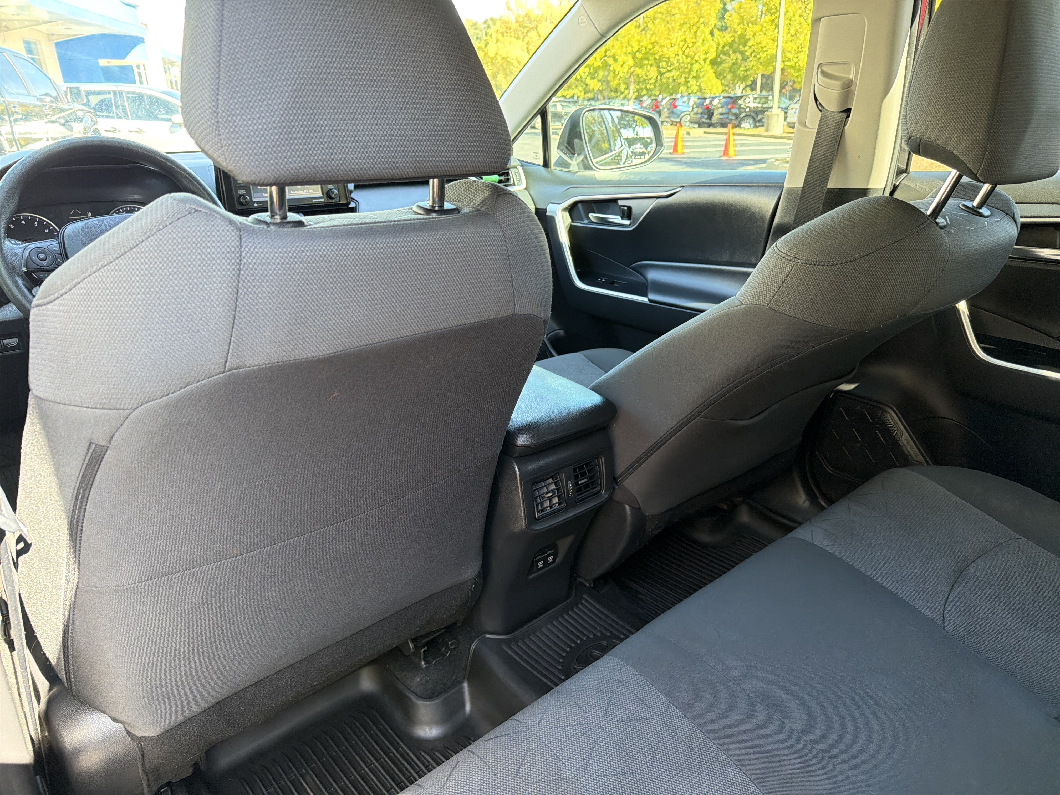 Used 2020 Toyota RAV4 XLE w/ Convenience Package FWD image 18