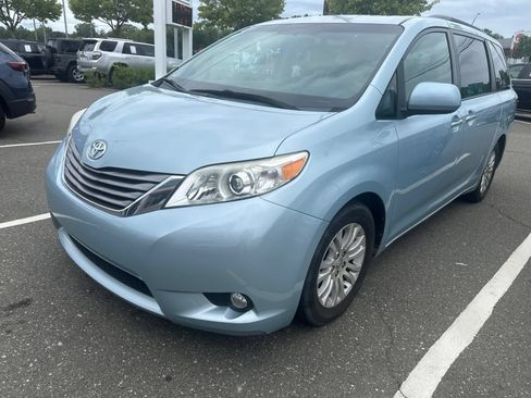 Used 2015 Toyota Sienna XLE FWD image 18