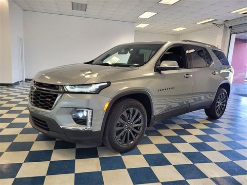 Used 2023 Chevrolet Traverse RS image 3