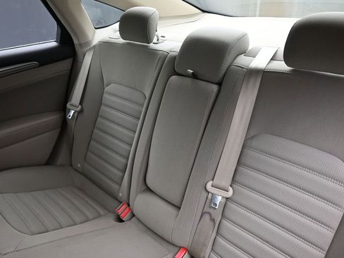 Used 2017 Ford Fusion SE image 19