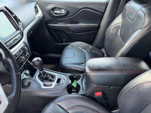 Used 2015 Jeep Cherokee Trailhawk w/ Comfort/Convenience Group AWD/4WD image 12