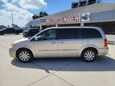 Used 2015 Chrysler Town & Country Touring FWD image 2