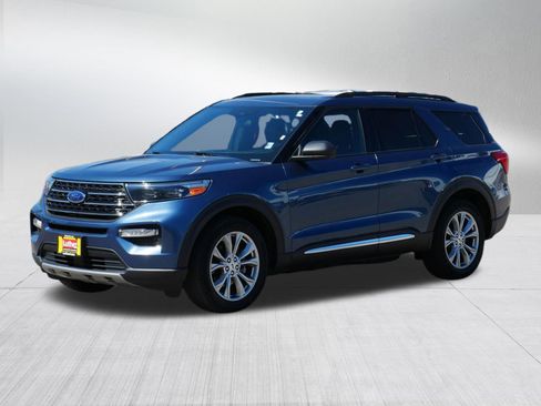 Used 2020 Ford Explorer XLT w/ Equipment Group 202A AWD/4WD image 3