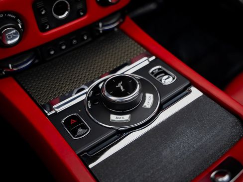 Used 2018 Rolls-Royce Dawn RWD image 48