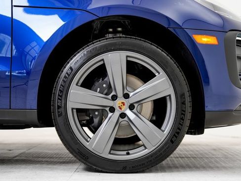 Certified 2025 Porsche Macan AWD/4WD image 34