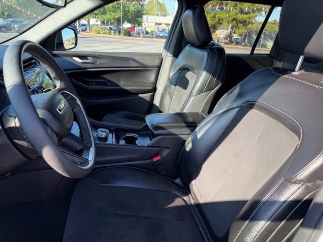 Used 2025 Jeep Grand Cherokee Altitude RWD image 19