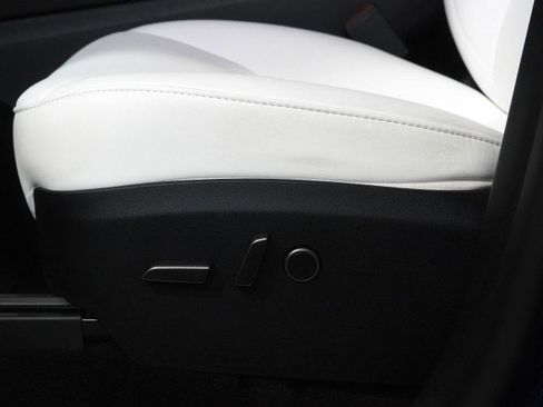 Used 2025 Tesla Model Y Long Range image 58