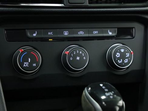 Used 2022 Volkswagen Taos SE image 18