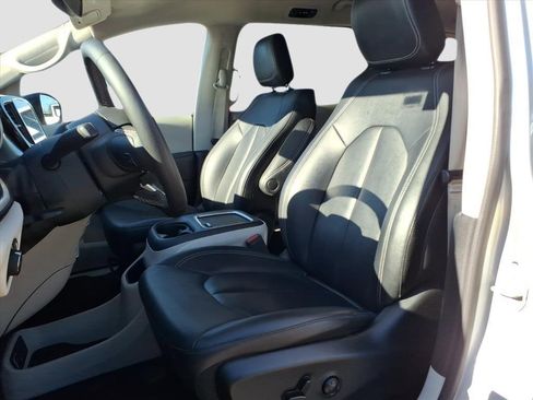 Used 2024 Chrysler Pacifica Touring-L image 17