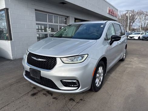 Used 2024 Chrysler Pacifica Touring-L image 5