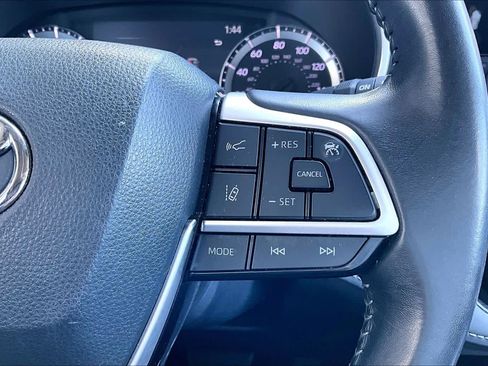 Used 2023 Toyota Highlander XLE AWD/4WD image 25