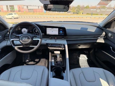 Used 2025 Hyundai Elantra Limited image 31