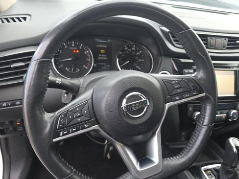 Used 2017 Nissan Rogue SV w/ Sun & Sound Touring Package image 10