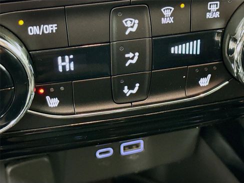 Used 2024 Chevrolet Trax LT w/ Sunroof Package image 19