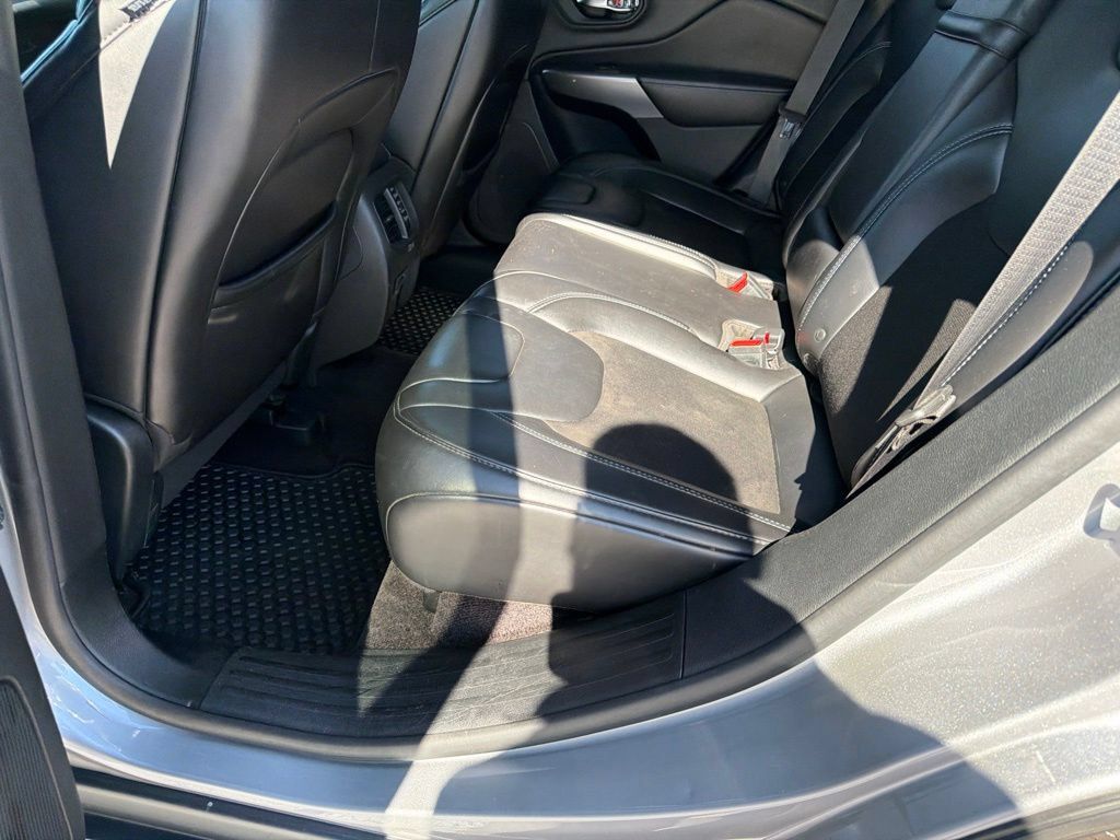 Used 2019 Jeep Cherokee Latitude Plus w/ Cold Weather Group AWD/4WD image 12
