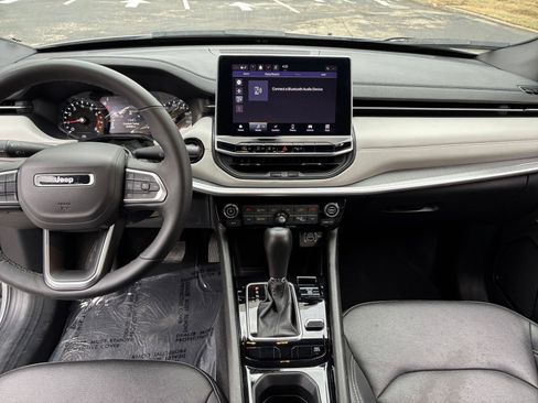 Used 2025 Jeep Compass Limited image 28