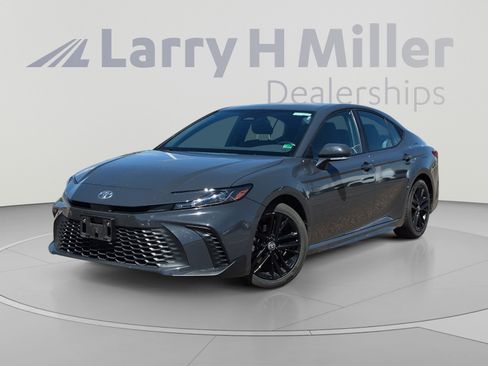 Used 2025 Toyota Camry SE FWD image 1
