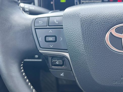 Used 2025 Toyota Camry SE w/ Convenience Package image 9