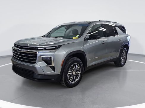 Certified 2025 Chevrolet Traverse LT w/ Driver Confidence Package image 9