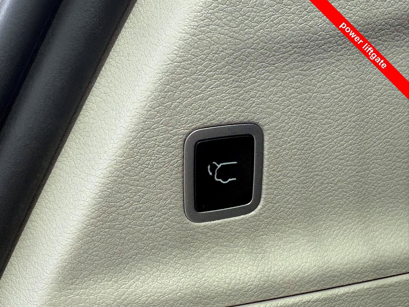 Used 2024 Chrysler Pacifica Touring-L FWD image 7