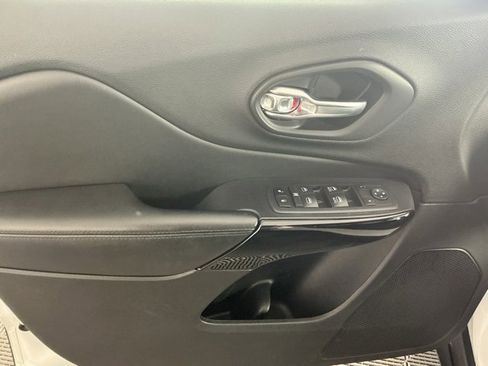 Used 2020 Jeep Cherokee Latitude Plus image 6