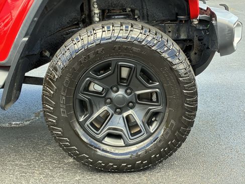 Used 2018 Jeep Wrangler Unlimited Sahara w/ Cold Weather Group AWD/4WD image 6