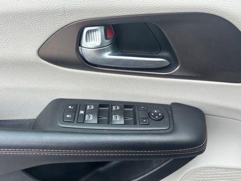 Used 2018 Chrysler Pacifica Touring-L Plus FWD image 11