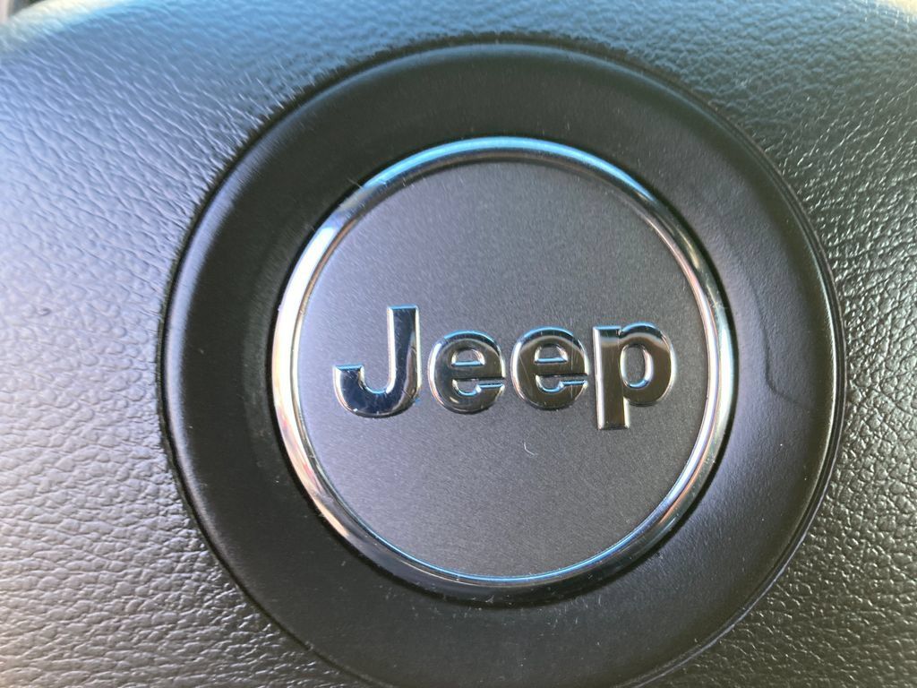 Used 2020 Jeep Grand Cherokee Laredo AWD/4WD image 28