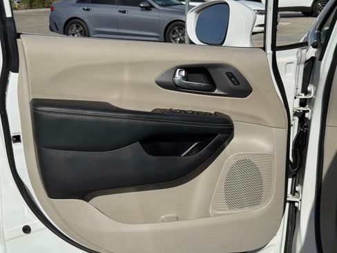 Used 2022 Chrysler Pacifica Touring-L image 26