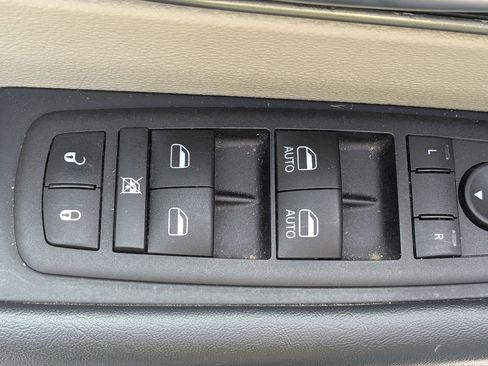 Used 2023 Chrysler Pacifica Touring-L FWD image 12