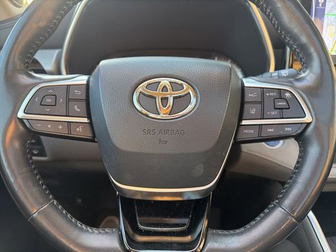 Used 2021 Toyota Highlander Platinum FWD image 10