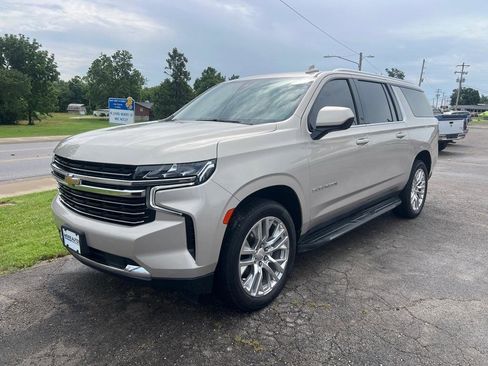 Used 2021 Chevrolet Suburban LT image 3