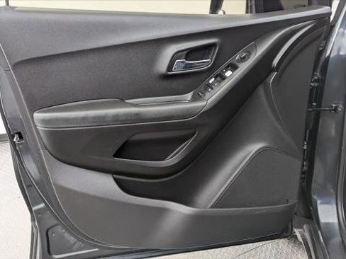 Used 2017 Chevrolet Trax LT w/ LT Convenience Package image 13