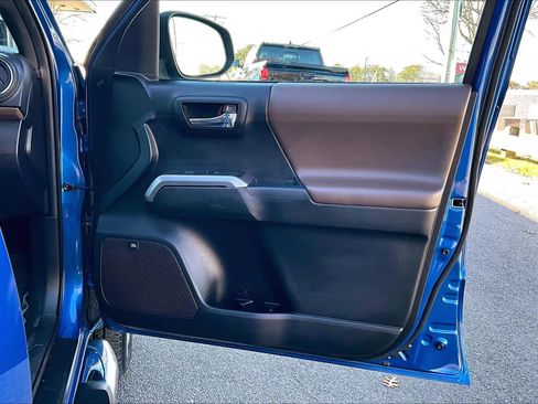 Used 2016 Toyota Tacoma Limited image 21
