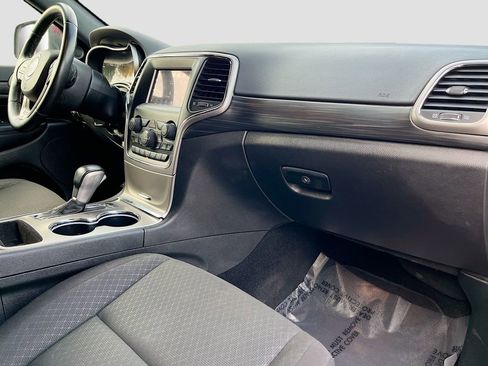 Used 2021 Jeep Grand Cherokee Laredo image 26