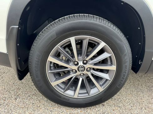 Used 2019 Toyota Highlander XLE FWD image 15
