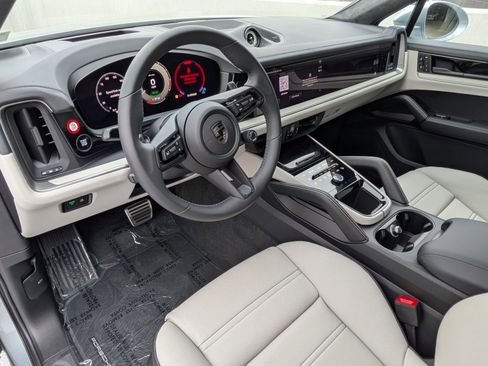 New 2025 Porsche Cayenne Turbo image 4