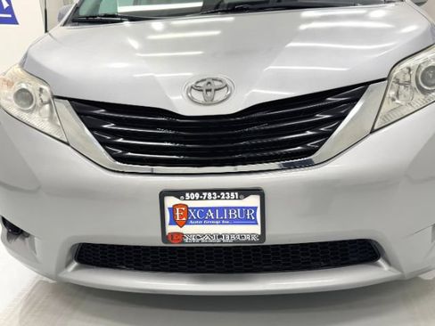 Used 2012 Toyota Sienna LE w/ Towing Pkg FWD image 12