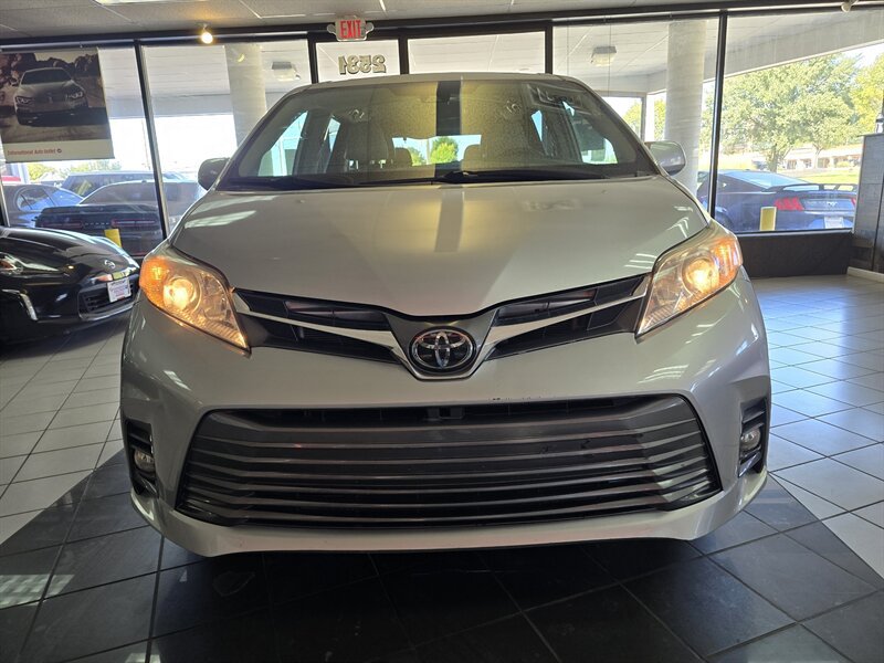 Used 2019 Toyota Sienna XLE w/ XLE Navigation Package FWD image 2