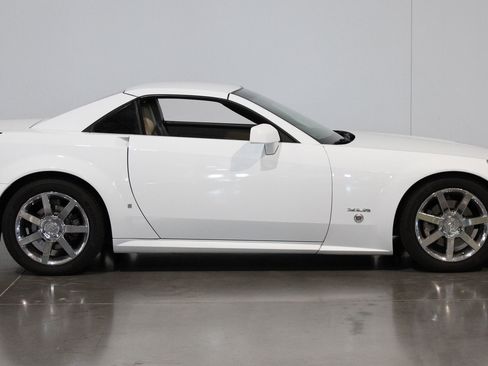 Used 2008 Cadillac XLR RWD image 26