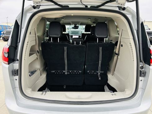 Used 2023 Chrysler Pacifica Touring-L image 28