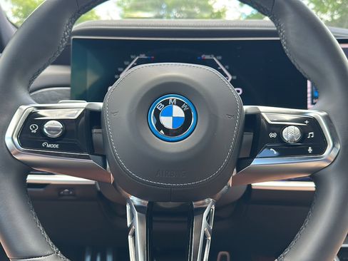 New 2024 BMW i7 xDrive60 w/ Executive Package image 17