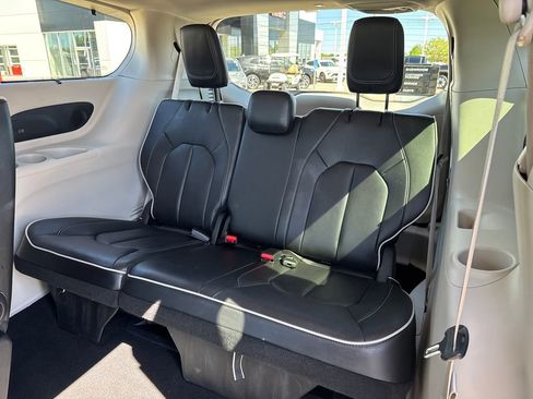 Used 2024 Chrysler Pacifica Limited FWD image 33