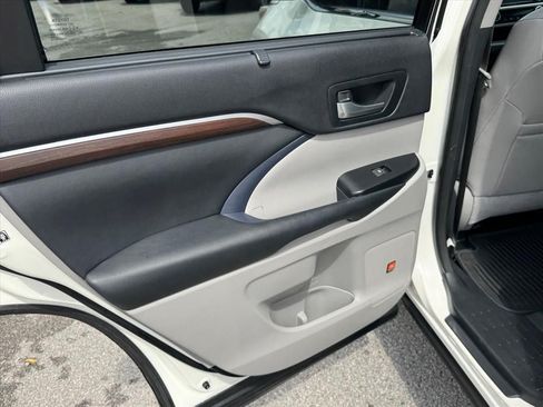 Used 2015 Toyota Highlander Limited w/ Driver Technology Package AWD/4WD image 14