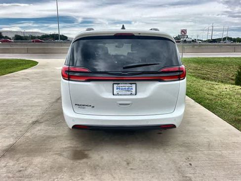Used 2023 Chrysler Pacifica Touring-L w/ S Appearance Package FWD image 6