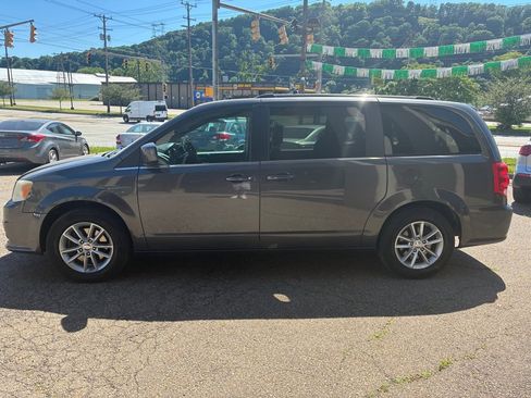 Used 2019 Dodge Grand Caravan SXT FWD image 2