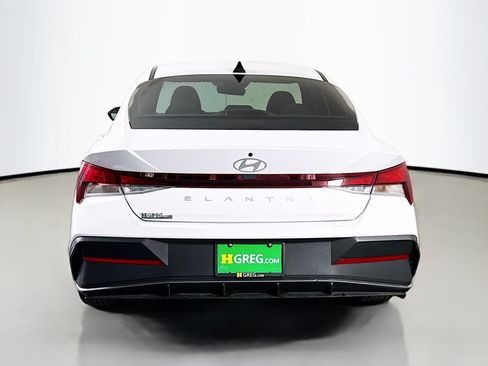 Used 2025 Hyundai Elantra SE FWD image 8