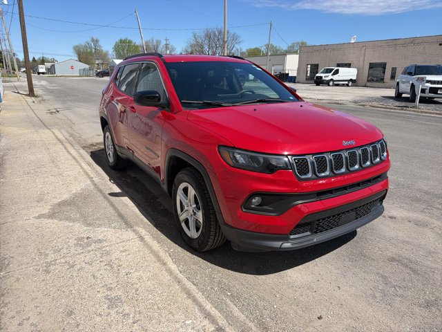 Used 2024 Jeep Compass Latitude AWD/4WD image 3