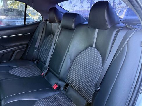 Used 2018 Toyota Camry SE w/ Accessory Appearance Package FWD image 11