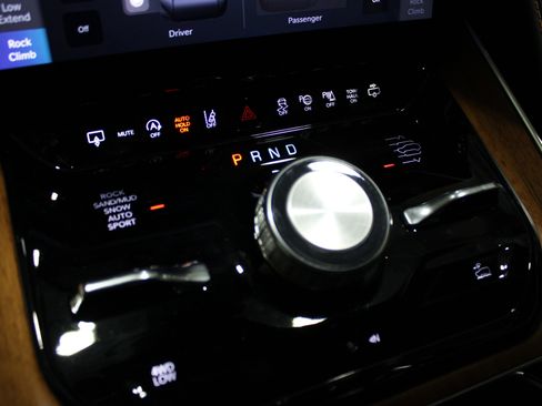 Used 2024 Jeep Grand Wagoneer L Series III image 28